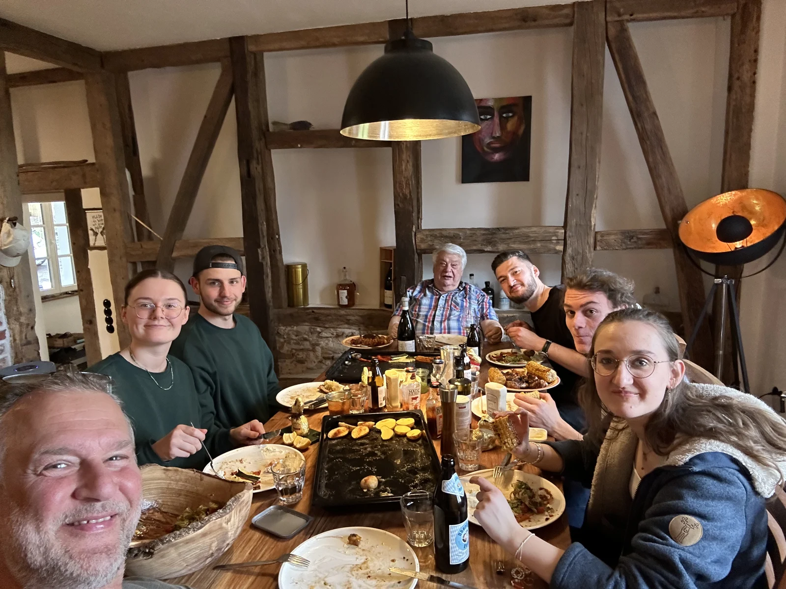 Robert Gerhards mit seiner Familie beim gemeinsamen Essen zu Hause