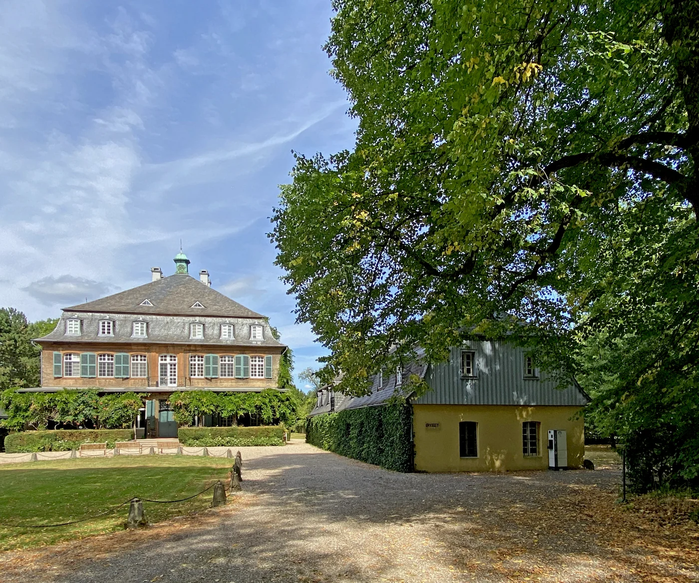 Schloss Eicherhof in Leichlingen, mit Hauptgebäude, Hof und alten Bäumen